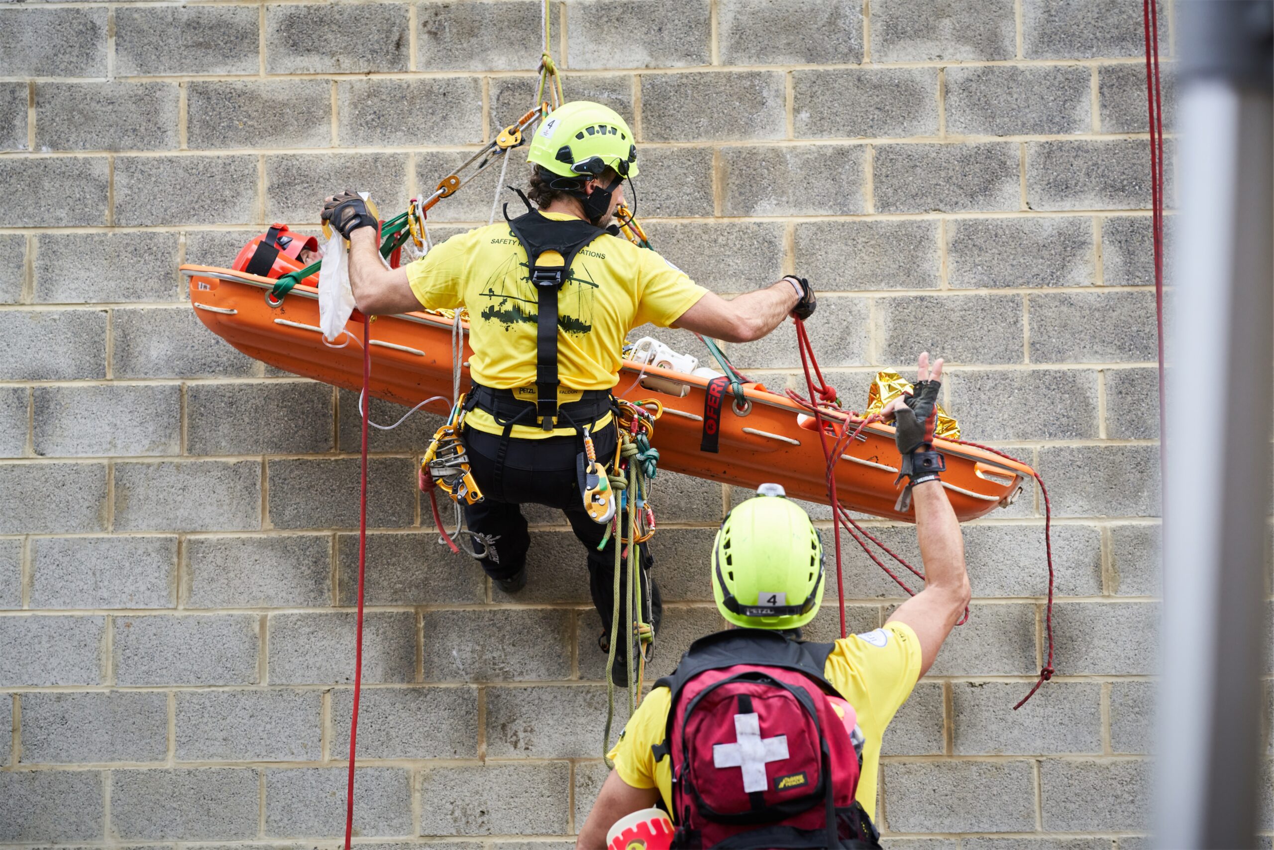 Dos personas realizando un rescate