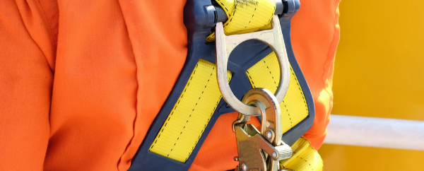 Elección del punto correcto de conexión del sistema anticaídas al arnés