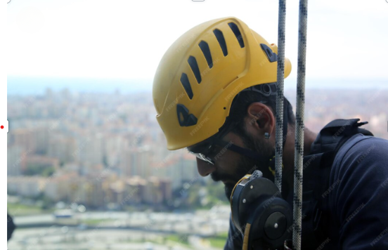 Cómo elegir el casco adecuado para trabajos en altura, rescate y acceso por cuerda
