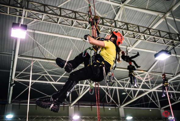 Varrias personas en un curso de trabajos verticales