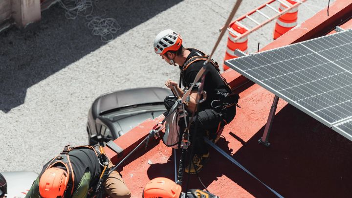 Equipo de rescate técnico entrenando maniobras ITRA en entorno vertical