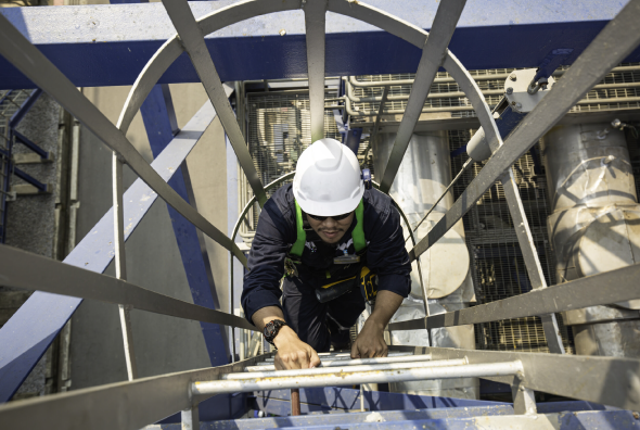 Hombre-subiendo-escalera-en-trabajo-en-altura-de-un-deposito