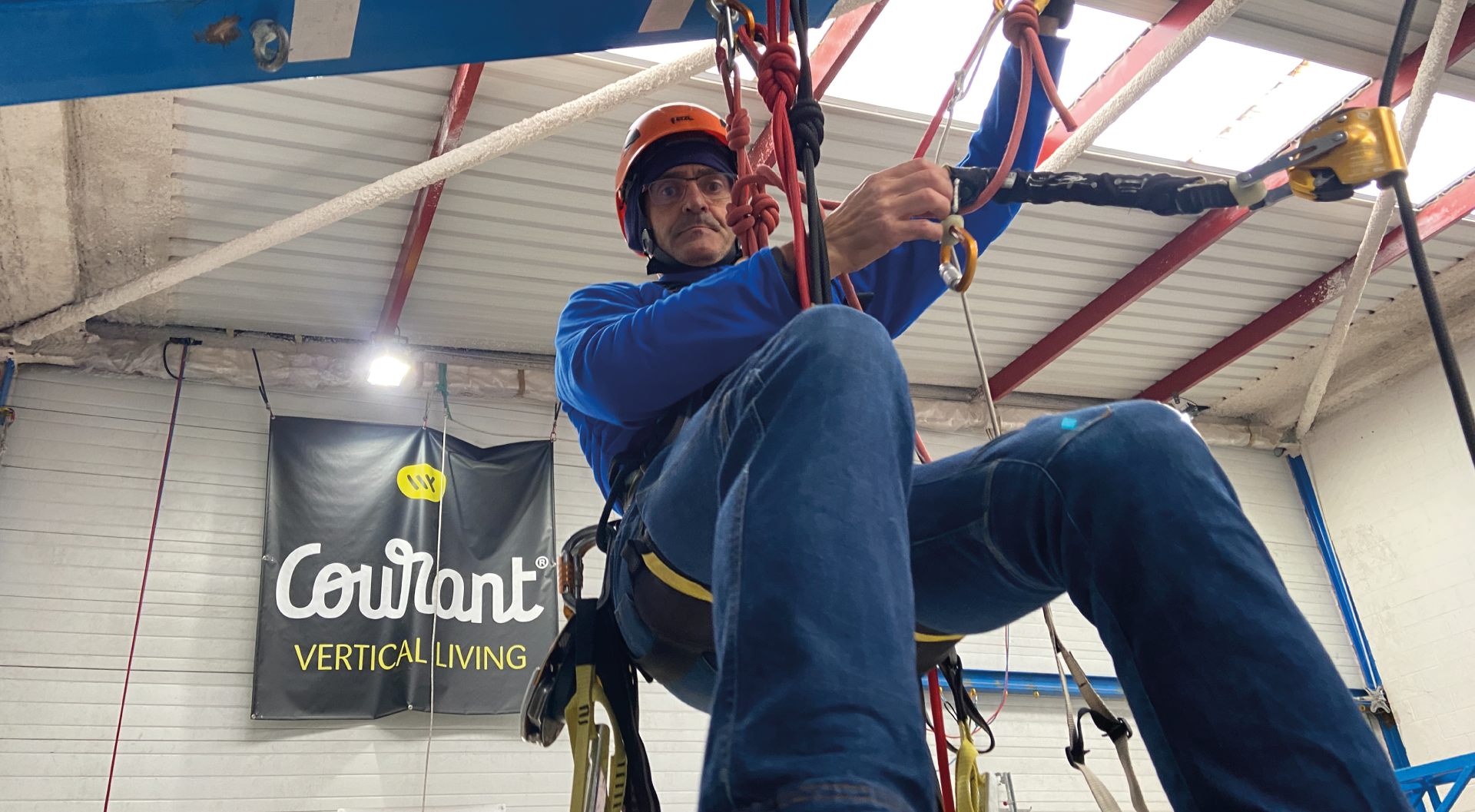 Hombre-subiendo-escalera-en-trabajo-en-altura-de-un-deposito