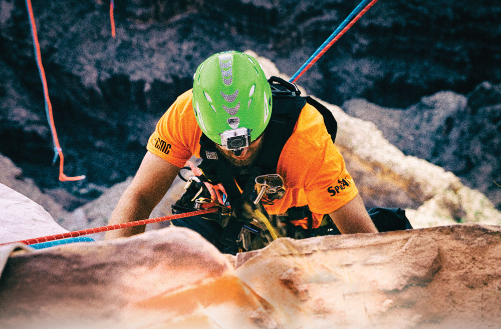 Técnico realizando entrenamiento SPRAT en altura