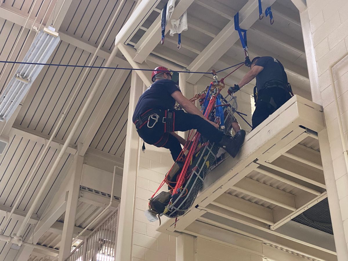 Cuerda trabajando sobre una arista en un izado en ángulo de 90 grados
