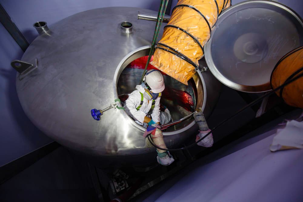 Trabajador en un espacio confinado