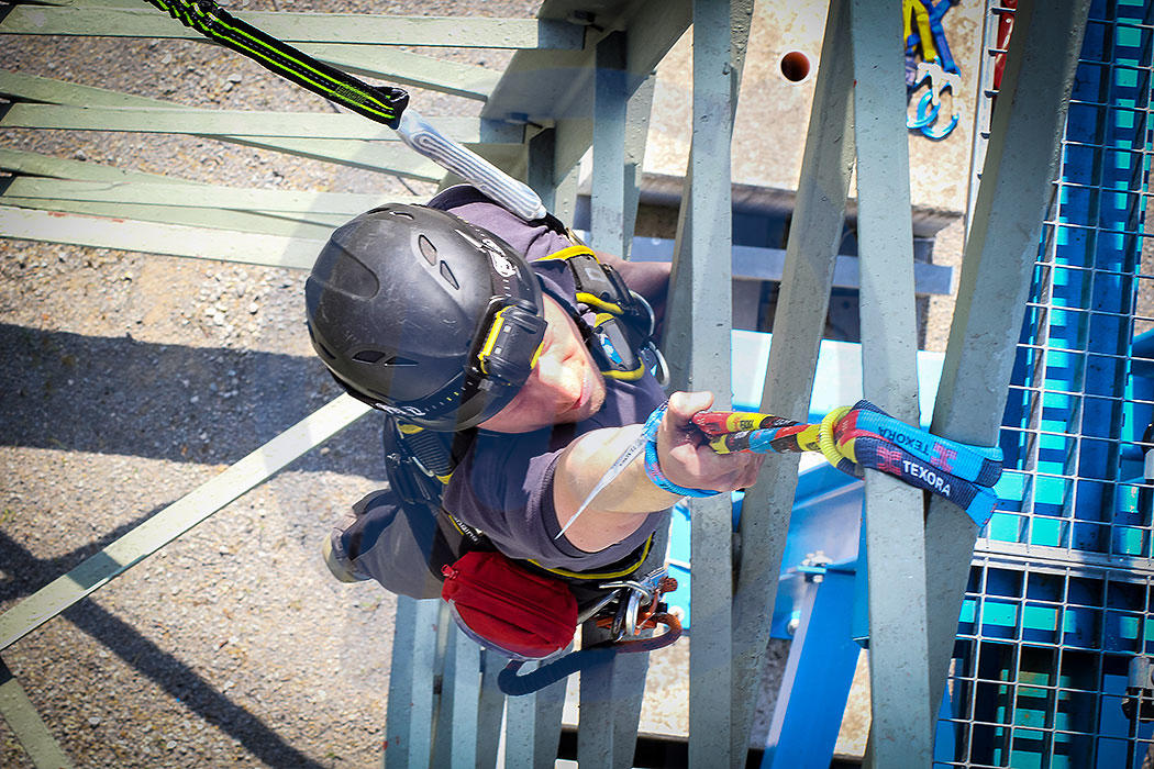 Varrias personas en un curso de trabajos verticales